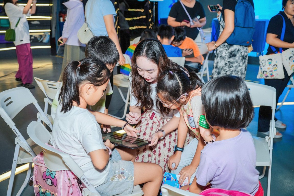 志愿者指导孩子们创作AI数字人