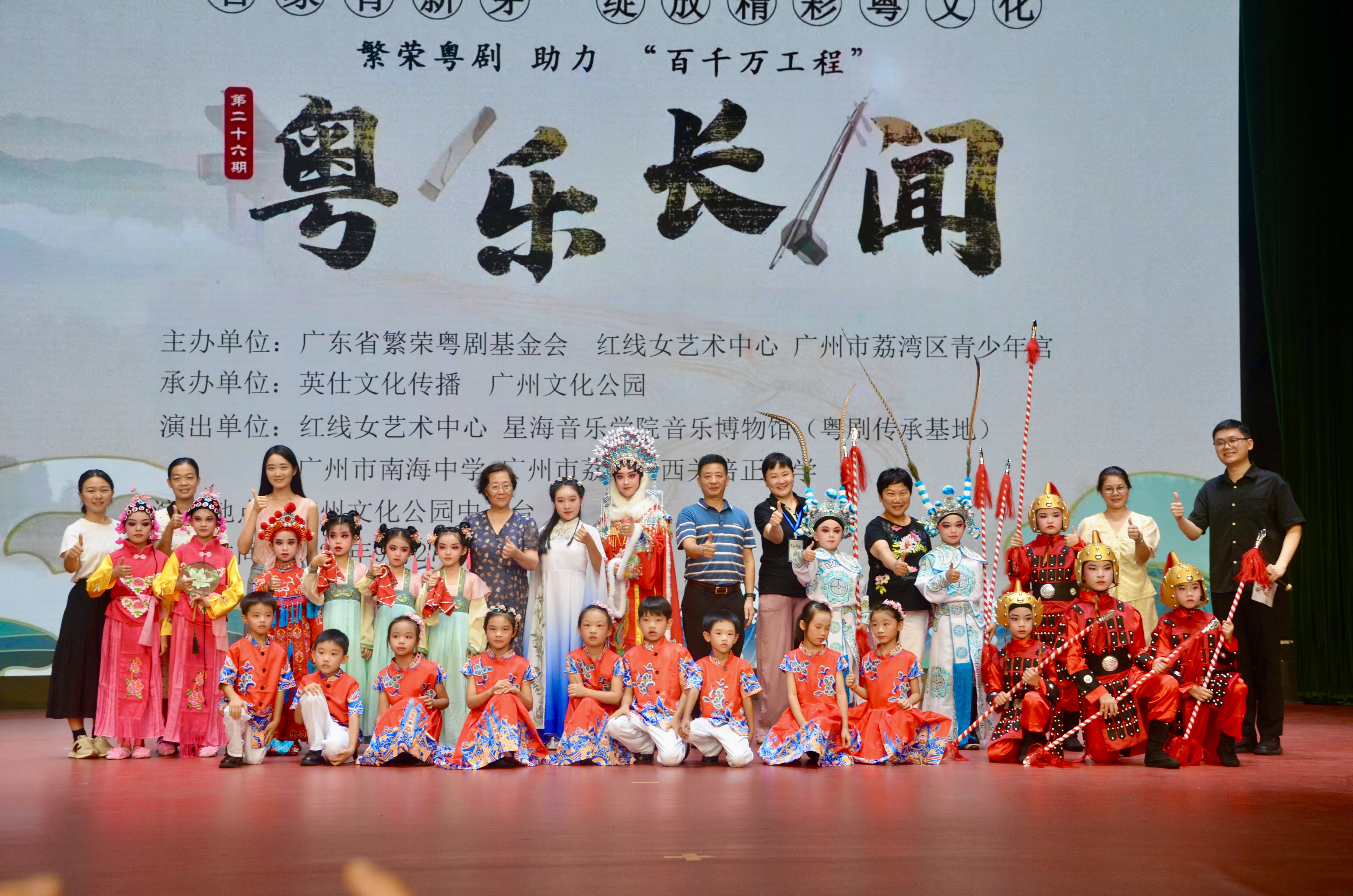 戏剧粉丝喜欢它，年轻人淹没了屏幕。为什么这个活动如此受欢迎？