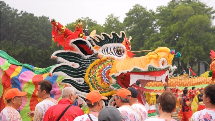 Overseas Chinese cheer for Zhongshan Charity Parade