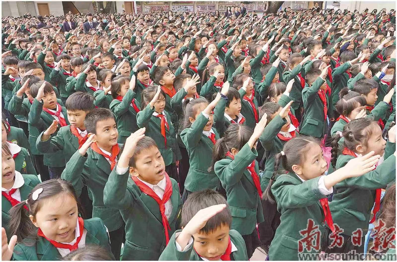 升国旗、唱国歌，广州中小学生同上“开学第一课”。南方日报记者 刘汉能 陈理 摄