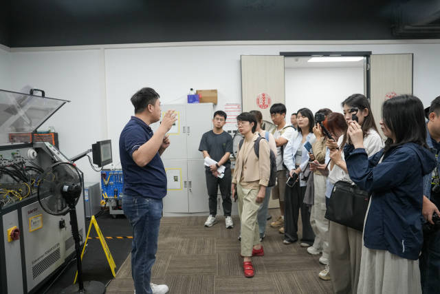 高质量发展调研行采访团走进广东省科学院佛山产业技术研究院孵化的半导体封装测试平台。