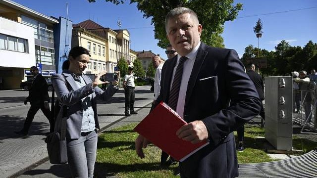 斯洛伐克总理遭枪击，仍在接受重症监护！警方搜查嫌疑人公寓