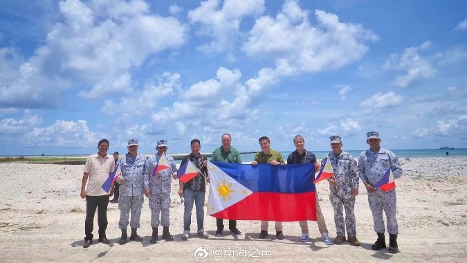 菲律宾国防部长等人窜访中业岛