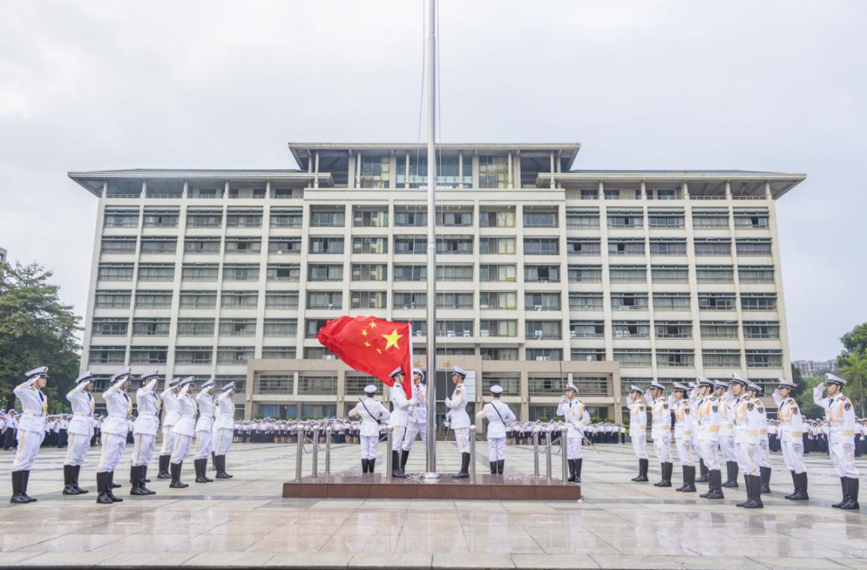 广州航海学院每周一举行升旗仪式，开展爱国主义教育。