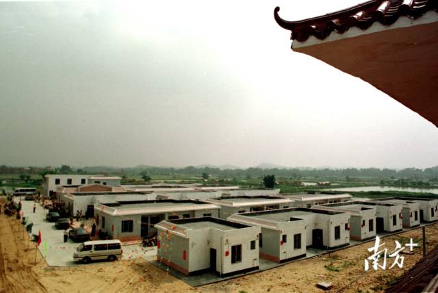 2001年8月,广东四会崭新的移民村。 2001年8月,广东四会崭新的移民村。