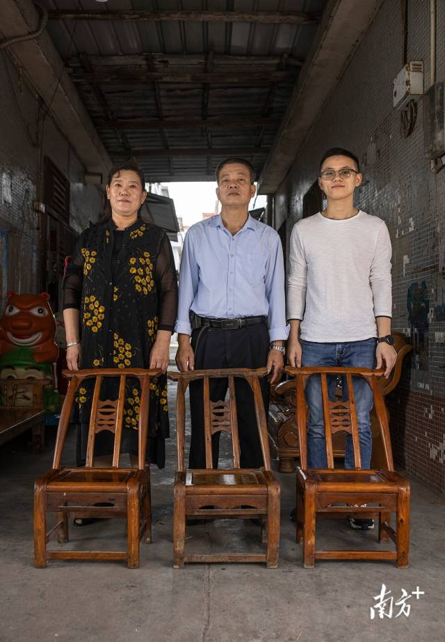 刘廷雄家里依然保存着老家带来的竹椅子,儿子刘芸华已成家,在大旺高新区工作。 刘廷雄家里依然保存着老家带来的竹椅子,儿子刘芸华已成家,在大旺高新区工作。