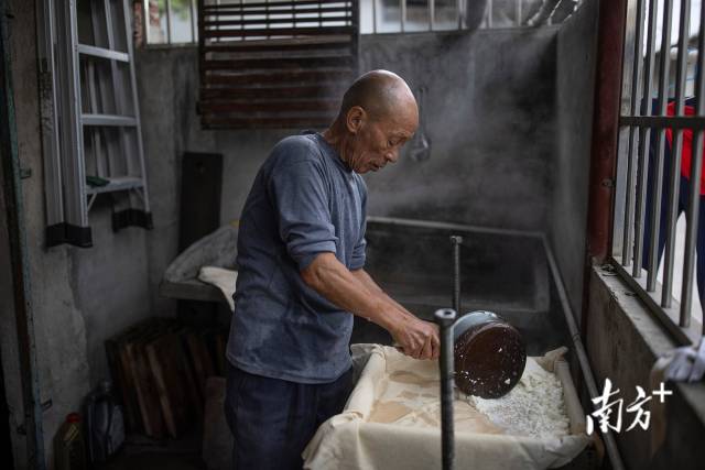 65岁的李清平从前就在大昌古镇上卖豆腐,如今每个星期他仍坚持做两次家乡风味的豆干,拉到大旺、大沙等地方的移民村去卖。 65岁的李清平从前就在大昌古镇上卖豆腐,如今每个星期他仍坚持做两次家乡风味的豆干,拉到大旺、大沙等地方的移民村去卖。