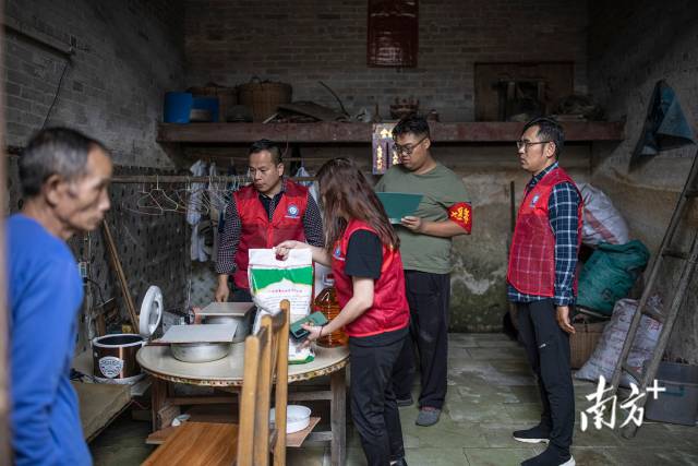 如今,成功进行了肾脏移植手术的李勤也积极参与当地公益活动,回报社会。 如今,成功进行了肾脏移植手术的李勤也积极参与当地公益活动,回报社会。