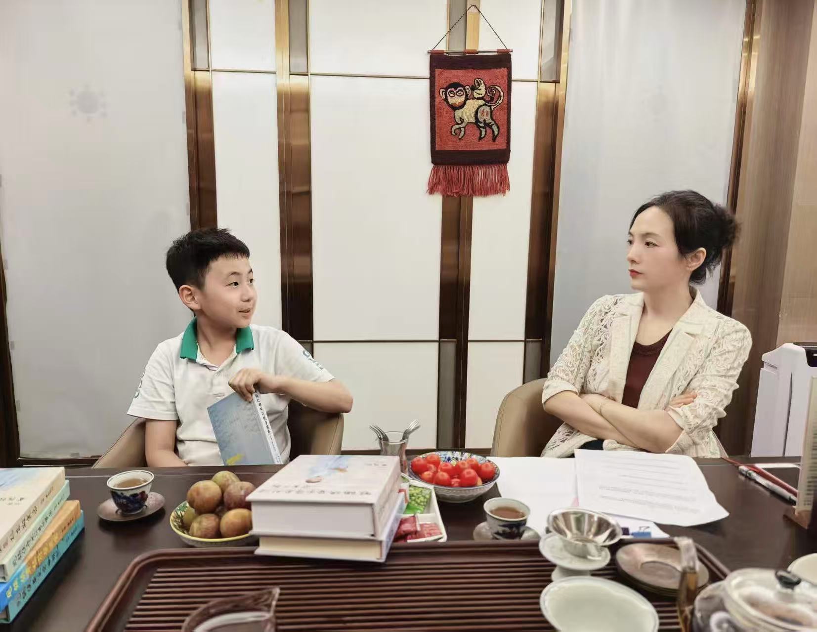 黄探忱与记者任田