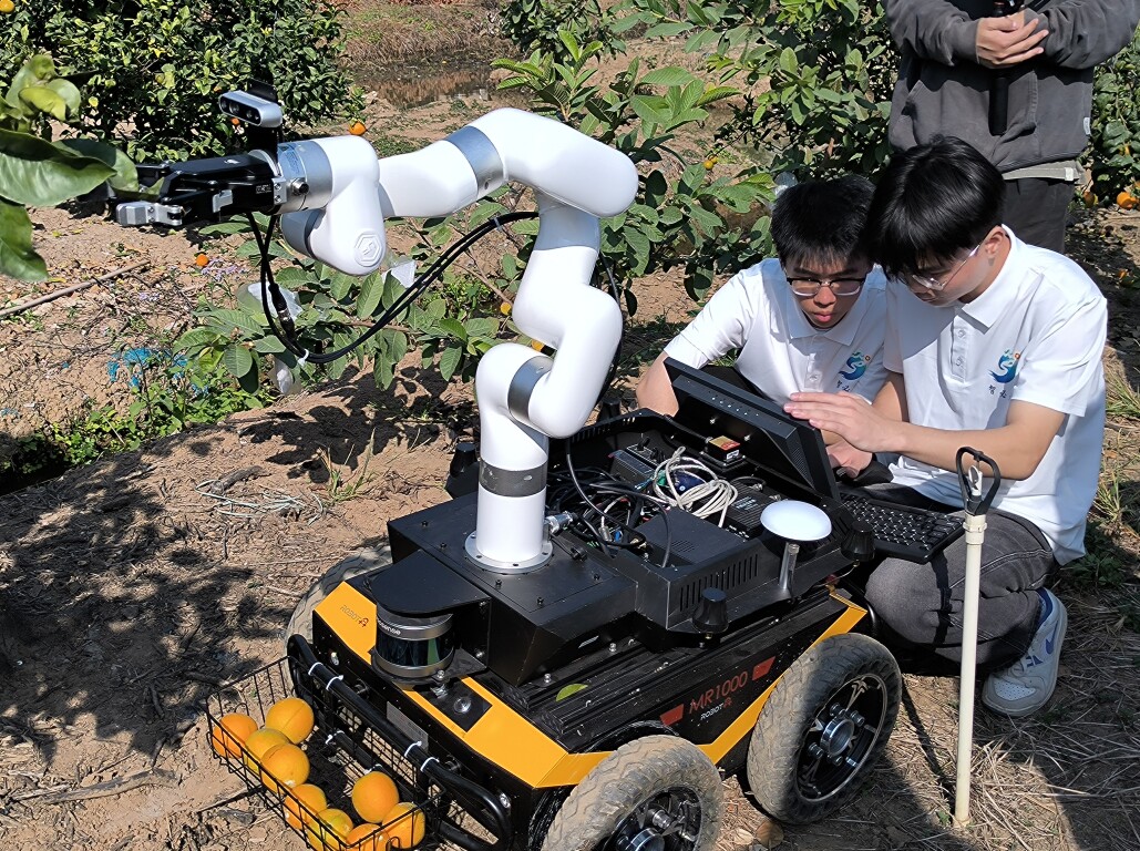 中山职业技术学院 “智必达”团队成员操作智能采摘机器人。通讯员供图