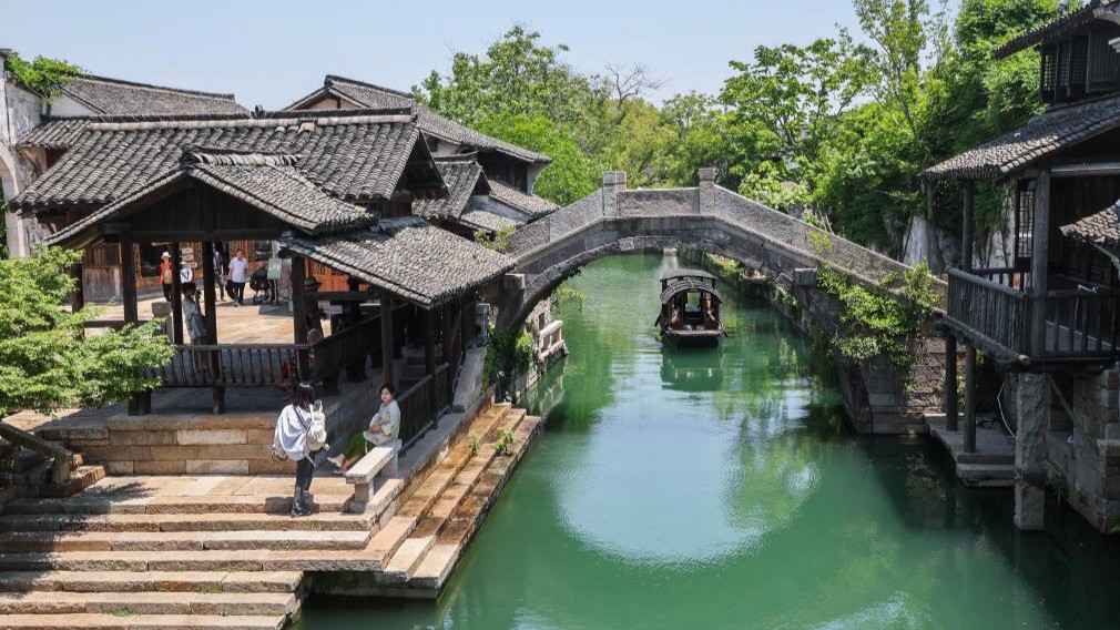 China's tourism heats up for early summer