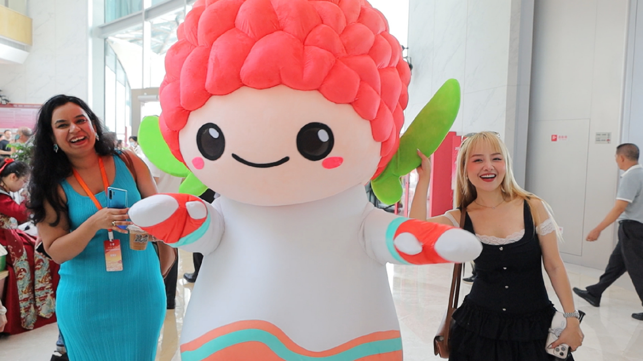 Lychee-themed service area in Guangdong showcases rural revitalization to vloggers