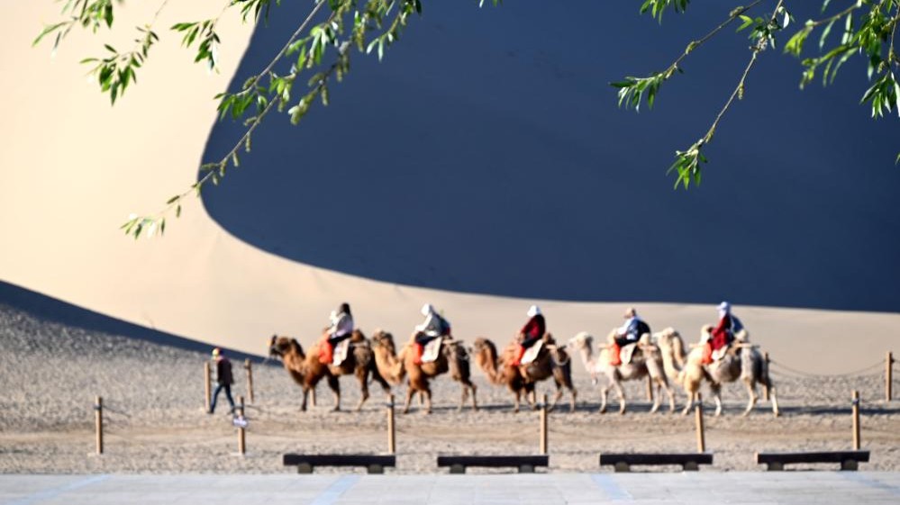 China's tourism heats up for early summer