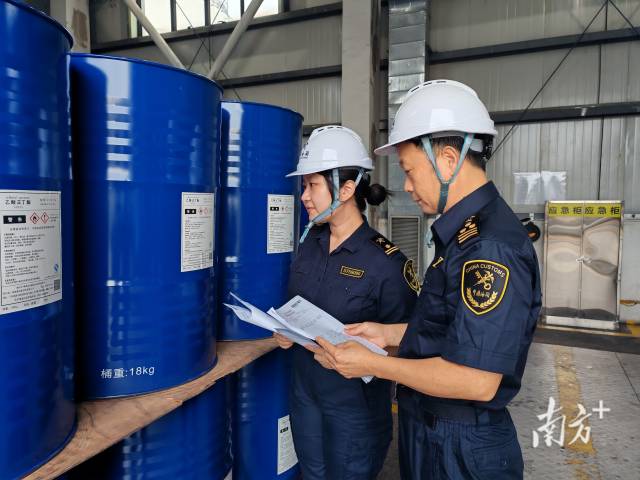 拱北海关关员he yan出口危险化学品。 王若惠 摄