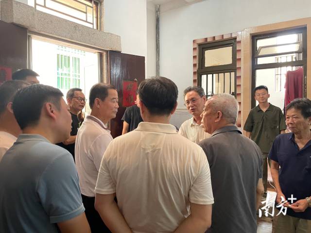 慰问组一行详细了解英雄家属的生活、工作、学习等情况, 南方+ 余丹 拍摄 慰问组一行详细了解英雄家属的生活、工作、学习等情况。南方+ 余丹 拍摄