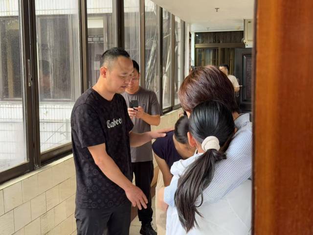 被救者向吴秋钟家属表示感谢 被救者向吴秋钟家属表示感谢