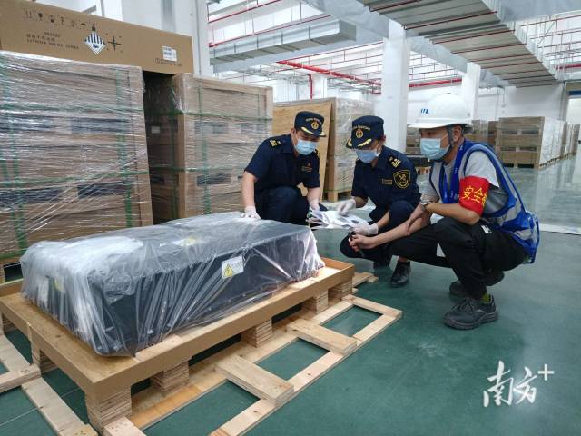 广州海关关员在对企业申报的锂电产品技术参数和包装方式合规性实施现场风险预甄别。 李超越 摄
