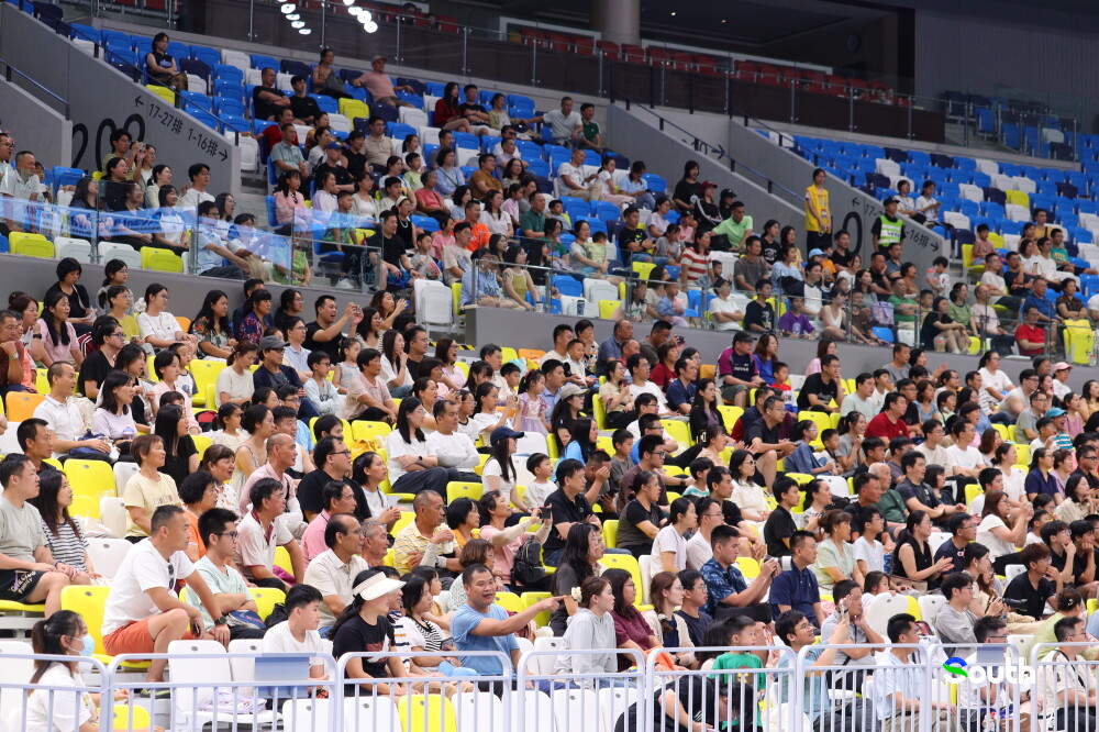 Many volleyball fans choose to watch the games on site. Photo by Zhang Yanqing 南方+ 张艳青 拍摄