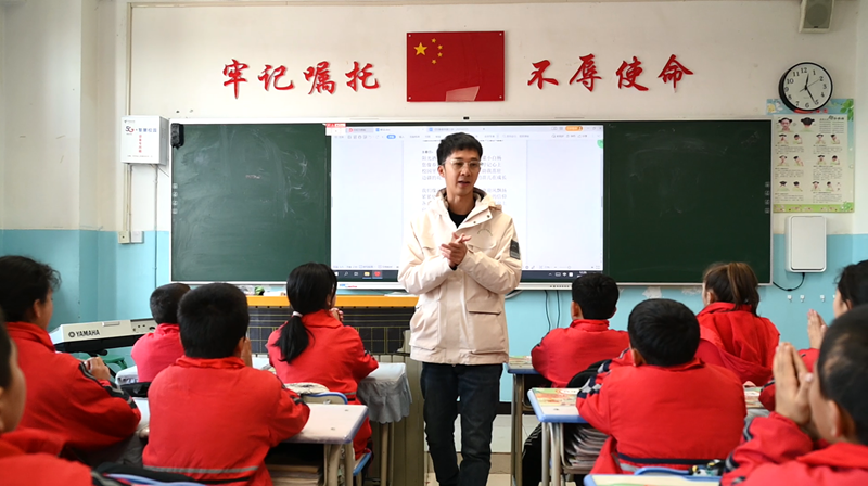 广东援疆教师夫妇：用爱和艺术情洒西部边疆