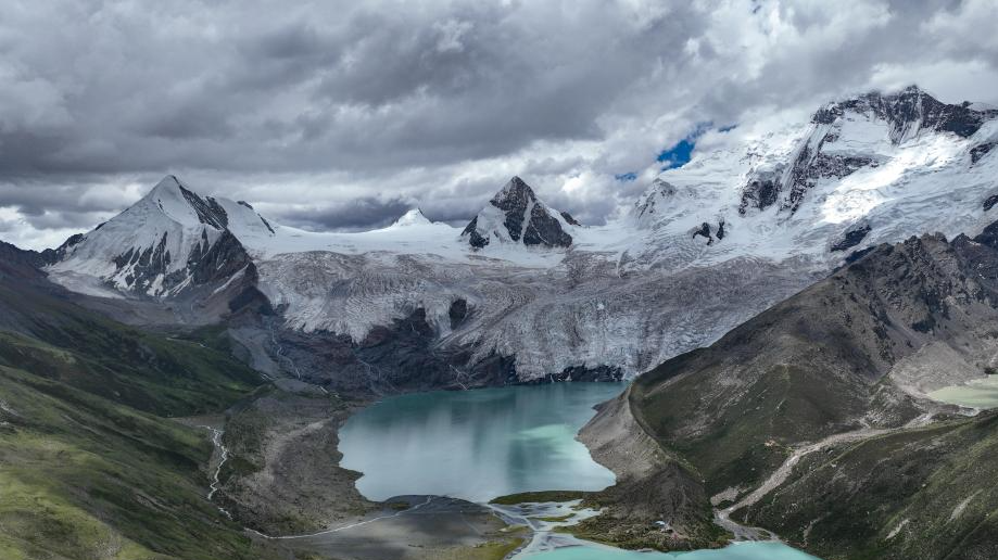 Scenery of Sapukonglagabo Mountain in Nagqu City, China's Xizang