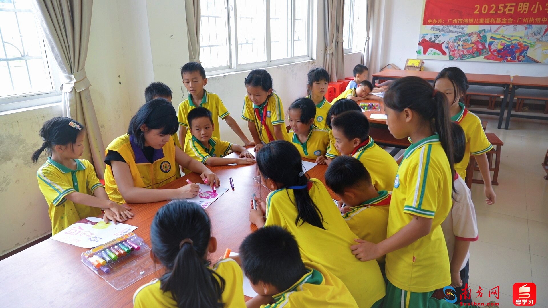 陈钰瑶和孩子们在教室画画