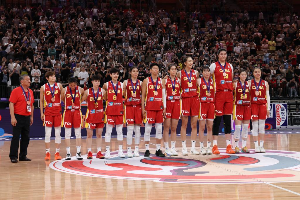 7月20日，中国队主教练宫鲁鸣（左一）和球员在比赛后合影。新华社记者 毛思倩 摄