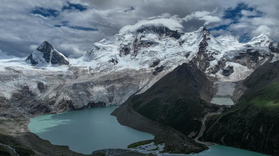 Scenery of Sapukonglagabo Mountain in Nagqu City, China's Xizang