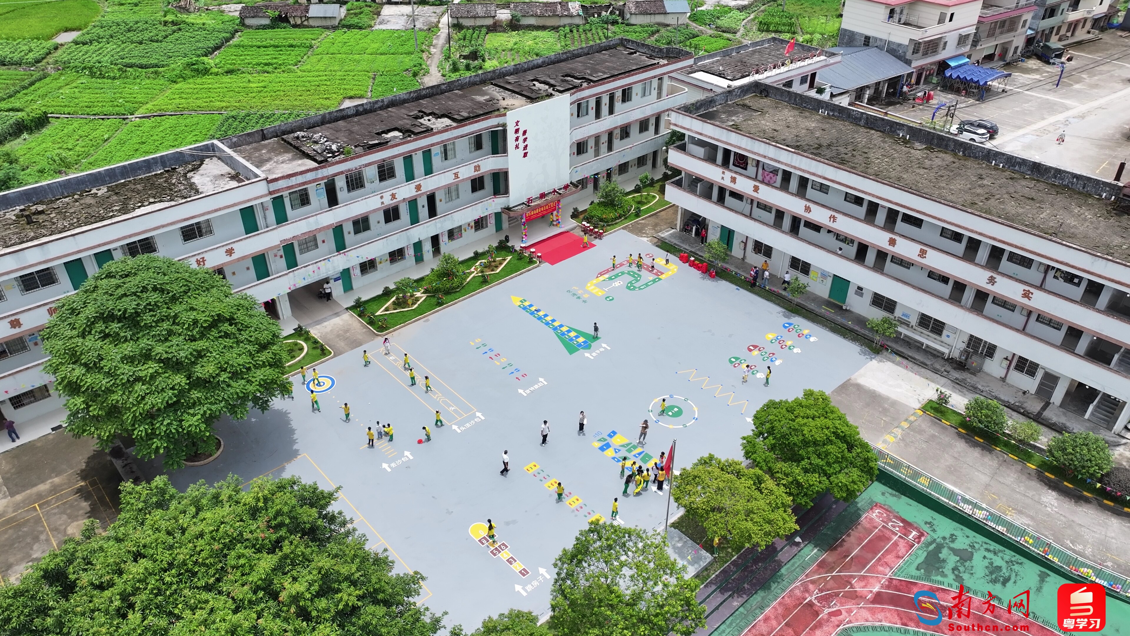 孩子们在改造完成的操场上玩耍