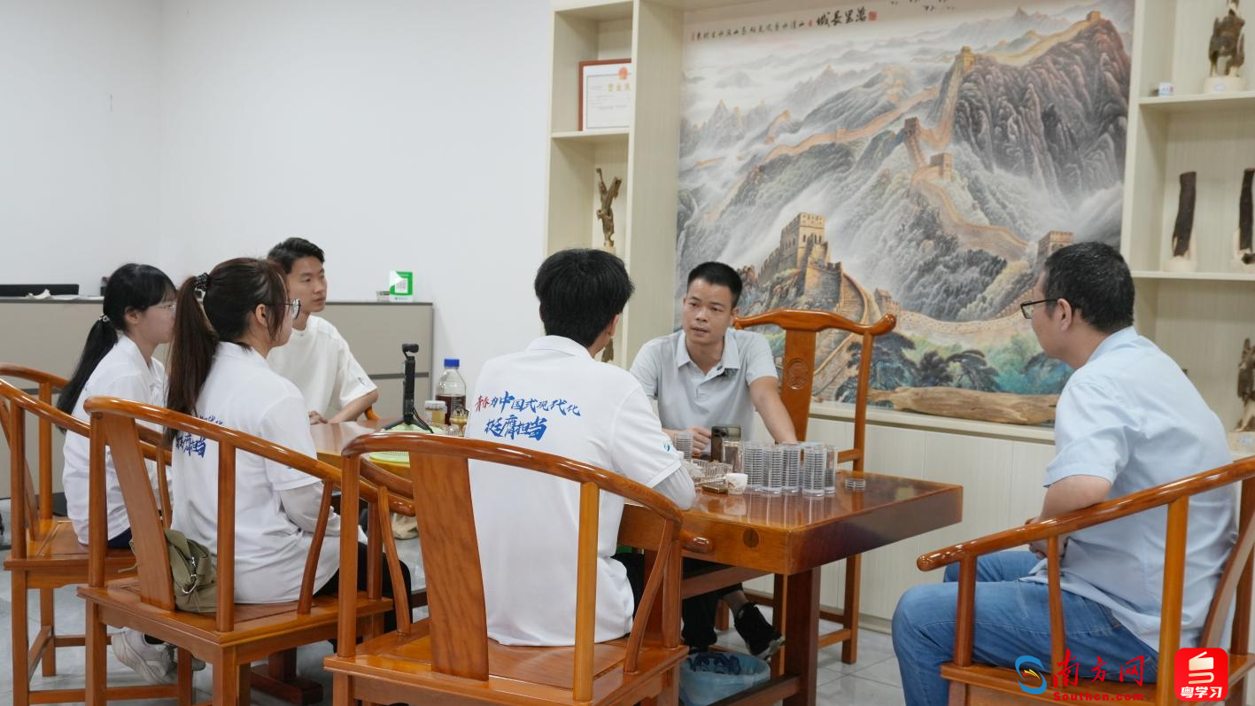 广轻大突击队成员在然香阁沉香专业合作社交流。