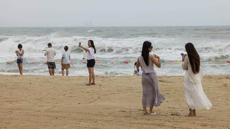 台风过境后的阳江海陵岛：海边巨浪不止，生活逐渐恢复
