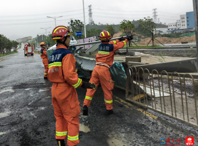 消防员清理路障