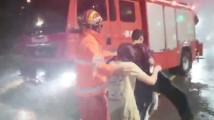 偶遇被台风困在路上的群众,消防员用身体为其挡住风雨 偶遇被台风困在路上的群众,消防员用身体为其挡住风雨