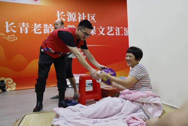 台风“苏拉”来临，深圳长源社区应急上门排查隐患转移安置隐患点人员。