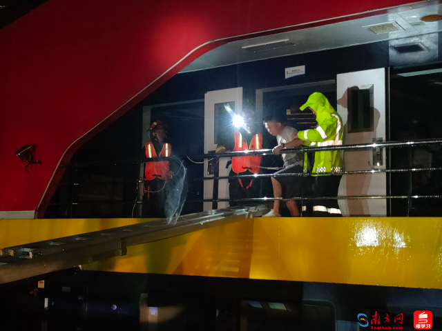 消防救援人员救援被困游艇群众