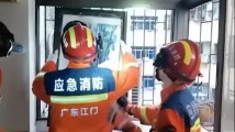台风致高楼铁皮摇摇欲坠,消防紧急破拆 台风致高楼铁皮摇摇欲坠,消防紧急破拆
