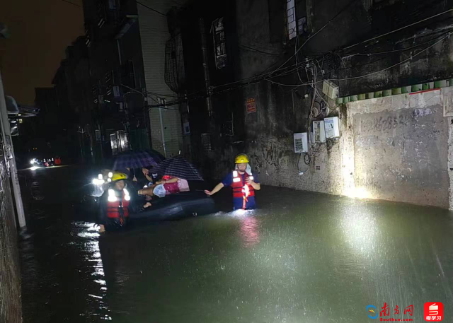 消防员转移被困群众