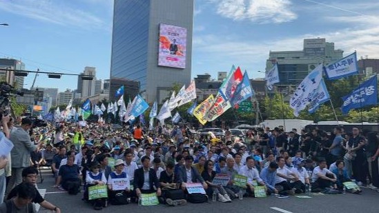 上万韩国民众在首尔市中心举行集会，谴责日本核污染水排海