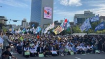 上万韩国民众在首尔市中心举行集会,谴责日本核污染水排海 上万韩国民众在首尔市中心举行集会,谴责日本核污染水排海