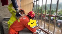 惊险!台风天女孩悬挂防盗网,幸好有他! 惊险!台风天女孩悬挂防盗网,幸好有他!