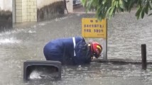 城区积水严重,消防员冒雨徒手清污排除隐患! 城区积水严重,消防员冒雨徒手清污排除隐患!