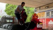 水深及腰小货车被淹,消防员快速营救被困司机 水深及腰小货车被淹,消防员快速营救被困司机