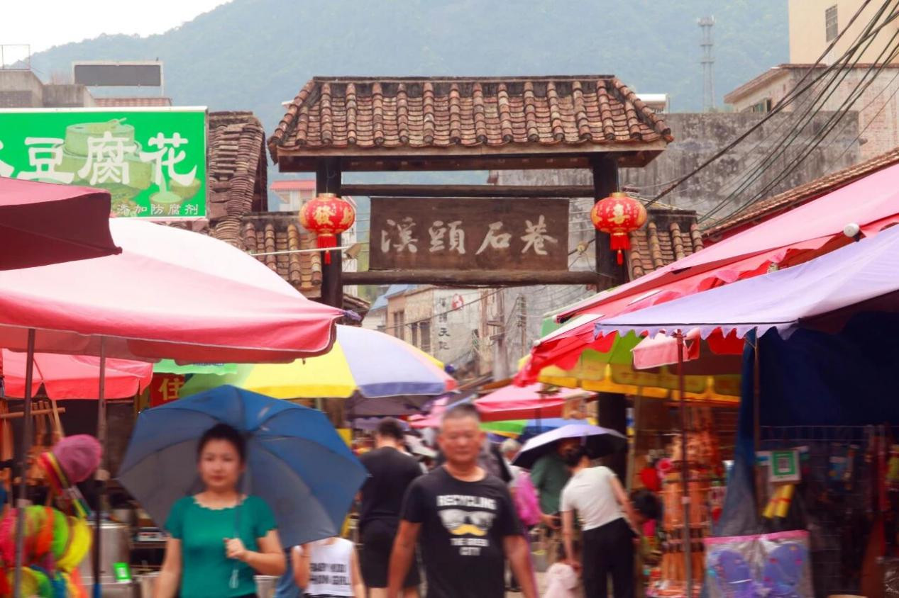 每逢周末，溪头村游客如织，热闹非凡