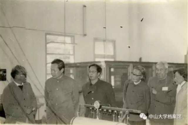 杨振宁参观中山大学物理系。 图片来源：中山大学档案馆