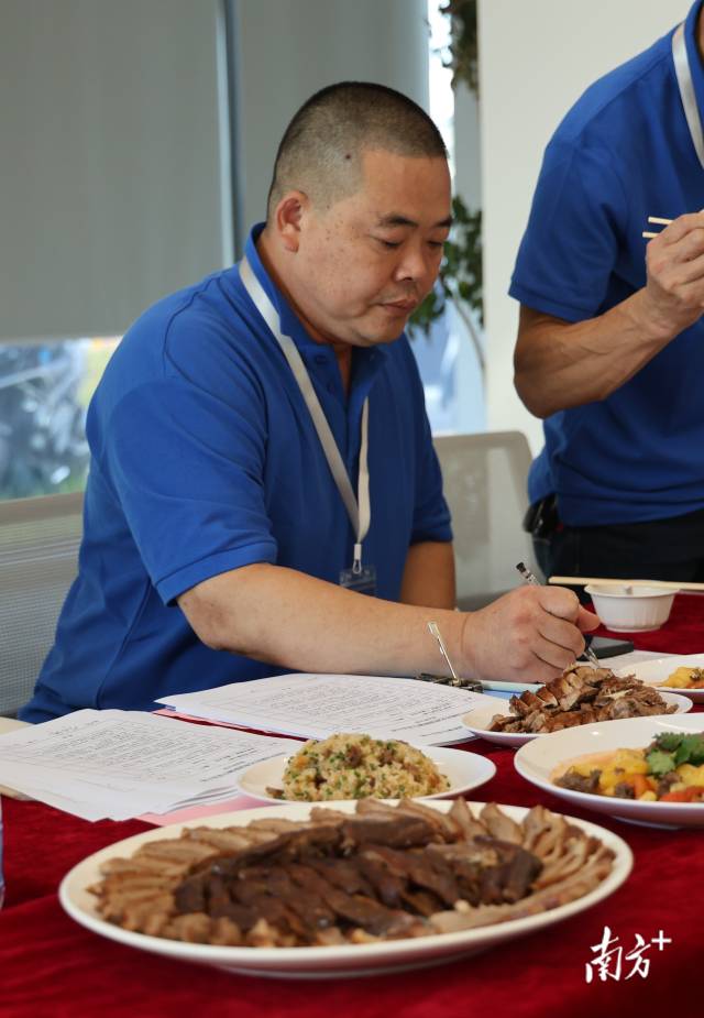 裁判从作品质量与实操技能两大维度对选手进行综合评判。郑淼鑫 摄