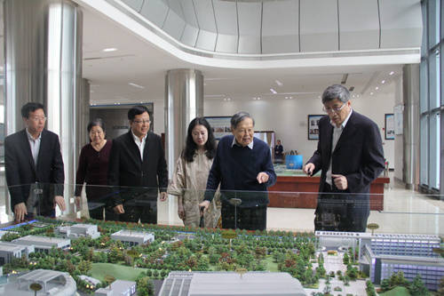 2019年2月，杨振宁应邀访问中国科学院高能物理研究所位于广东东莞的中国散裂中子源（CSNS）。 图片来源：中国科学院