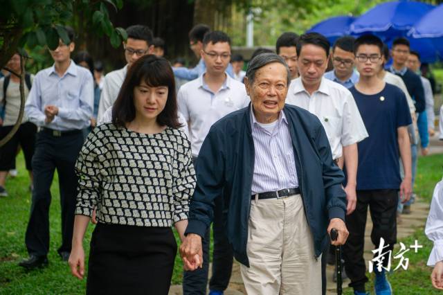 2017年4月，杨振宁与夫人翁帆在东莞。