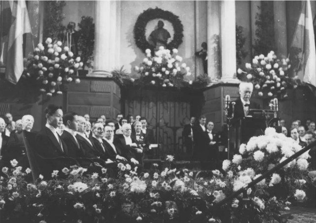 1957年，杨振宁和李政道在瑞典皇宫领取诺贝尔物理学奖。 资料图