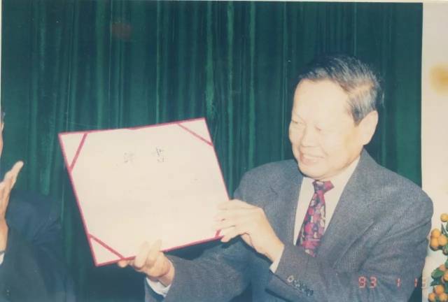杨振宁展示名誉校长证书。 图片来源：东莞理工学院