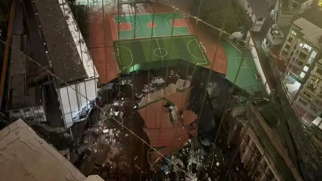 一学校操场发生部分坍塌，当地通报：教学楼受损，无人员伤亡