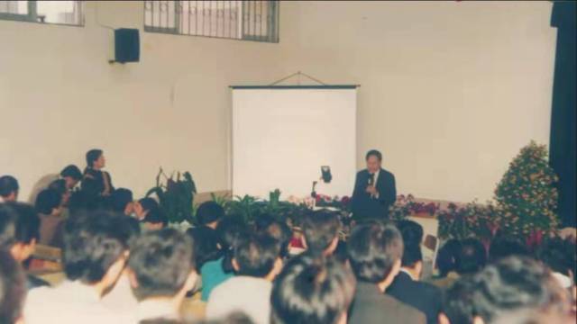1993年1月13日，杨振宁为东莞理工学院师生演讲。 来源：东莞理工学院